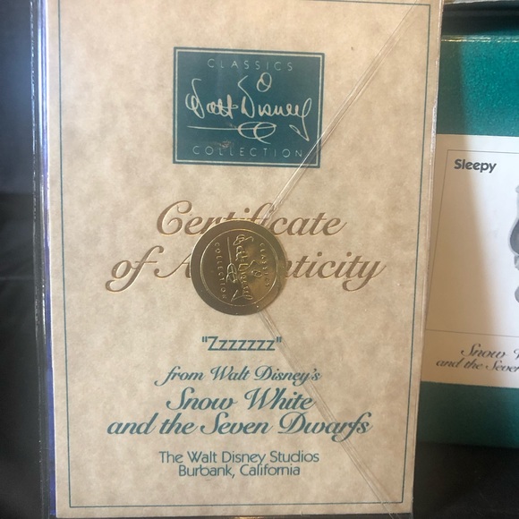 Sleepy zzzzzz fine porcelain figure playing fish flute pipe by Walt Disney - Picture 6 of 10